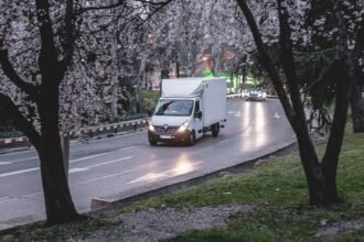 Wählen Sie ein Umzugsunternehmen, da es neben dem Umzug auch andere Dienstleistungen wie Reinigung und Malerarbeiten anbietet