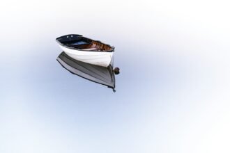 Von der Theorie aufs Wasser: Dein Weg zum sicheren Bootsführer