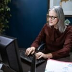 Rechtliche Grundlagen der Hausverwaltung verstehen Die Beauftragung einer Hausverwaltung unterliegt klaren gesetzlichen Vorgaben. Das Wohnungseigentumsgesetz (WEG) regelt die Rechte und Pflichten zwischen Eigentümergemeinschaft und Verwalter. Seit der WEG-Reform gelten erweiterte Anforderungen an die Qualifikation und Zertifizierung von Verwaltern. Die Neuerungen betreffen unter anderem die Bestellung und Abberufung des Verwalters sowie die Vertretungsbefugnisse gegenüber der Eigentümergemeinschaft. Eigentümer profitieren von klar strukturierten Regelungen, die Transparenz und Rechtssicherheit erhöhen. Jede Hausverwaltung benötigt eine Gewerbeerlaubnis nach § 34c der Gewerbeordnung. Diese Erlaubnis setzt Zuverlässigkeit, geordnete Vermögensverhältnisse und eine Berufshaftpflichtversicherung voraus. Verwalter müssen zudem ihre fachliche Eignung durch entsprechende Qualifikationen nachweisen. Die Anforderungen umfassen eine mindestens dreijährige Berufspraxis oder eine anerkannte Ausbildung im Bereich der Immobilienverwaltung. Für Eigentümer bedeutet dies erhöhte Rechtssicherheit bei der Auswahl. Die gesetzlichen Mindestanforderungen schaffen eine Basis für professionelle Verwaltungstätigkeit. Dennoch sollten Eigentümer über diese Grundvoraussetzungen hinaus weitere Kriterien bei ihrer Entscheidung berücksichtigen. Die Einhaltung der gesetzlichen Vorgaben bildet lediglich das Fundament, auf dem eine vertrauensvolle Zusammenarbeit aufbauen kann. Wichtige Vertragsklauseln im Verwaltervertrag prüfen Der Verwaltervertrag bildet die rechtliche Grundlage der Zusammenarbeit. Besondere Aufmerksamkeit verdienen die Regelungen zu Laufzeit, Kündigungsfristen und Vergütung. Die Vertragslaufzeit sollte drei Jahre nicht überschreiten, um Flexibilität zu wahren. Kürzere Laufzeiten ermöglichen eine schnellere Reaktion bei unzureichender Leistung, während längere Bindungen nur bei bewährten Verwaltern sinnvoll erscheinen. Haftungsklauseln müssen klar definieren, wann und in welchem Umfang der Verwalter für Schäden einsteht. Pauschale Haftungsausschlüsse sind unwirksam und können vom Gericht für nichtig erklärt werden. Die Vergütungsvereinbarung sollte transparent alle Leistungen aufschlüsseln und Zusatzkosten eindeutig benennen. Versteckte Gebühren oder nachträgliche Kostensteigerungen lassen sich durch präzise Formulierungen vermeiden. Vollmachten und Vertretungsbefugnisse bedürfen präziser Formulierung. Der Verwalter benötigt ausreichende Handlungsbefugnisse für das Tagesgeschäft, während größere Entscheidungen der Eigentümergemeinschaft vorbehalten bleiben. Sonderleistungen wie Baubetreuung oder gerichtliche Vertretung sollten separat vereinbart und vergütet werden. Eine Schiedsklausel kann helfen, Streitigkeiten außergerichtlich beizulegen. Die Klausel sollte ein unabhängiges Schiedsgericht benennen und ein transparentes Verfahren festlegen, das beiden Seiten faire Möglichkeiten zur Darlegung ihrer Position bietet. Gesetzliche Pflichten eines Verwalters kennen Verwalter unterliegen umfangreichen gesetzlichen Pflichten gegenüber der Eigentümergemeinschaft. Die ordnungsgemäße Verwaltung des gemeinschaftlichen Eigentums steht dabei im Mittelpunkt. Dazu gehört die Instandhaltung der Immobilie, die Durchführung von Eigentümerversammlungen und die korrekte Jahresabrechnung. Die Überwachung von Wartungsarbeiten, die Koordination von Handwerkern und die termingerechte Umsetzung von Beschlüssen fallen ebenfalls in den Aufgabenbereich. Die Vermögensfürsorgepflicht verpflichtet den Verwalter, mit den Geldern der Gemeinschaft sorgsam umzugehen. Rücklagen müssen getrennt vom eigenen Vermögen auf Treuhandkonten verwaltet werden. Die Buchführung muss jederzeit nachvollziehbar und prüfbar sein. Eigentümer haben das Recht, Einsicht in die Unterlagen zu nehmen und Nachweise über Ausgaben zu verlangen. Regelmäßige Rechenschaftsberichte gehören zu den Kernpflichten. Der Verwalter muss mindestens jährlich einen Wirtschaftsplan erstellen und die Jahresabrechnung vorlegen. Bei wichtigen Angelegenheiten besteht eine unverzügliche Informationspflicht. Verstöße gegen diese Pflichten können zur fristlosen Kündigung und Schadensersatzansprüchen führen. Besonders schwerwiegende Pflichtverletzungen wie Veruntreuung oder grobe Fahrlässigkeit berechtigen die Eigentümergemeinschaft zu sofortigem Handeln und können strafrechtliche Konsequenzen nach sich ziehen. Auswahlkriterien für professionelle Hausverwaltungen Bei der Auswahl einer Hausverwaltung spielen verschiedene Faktoren eine entscheidende Rolle. Fachliche Kompetenz zeigt sich durch Zertifizierungen, Mitgliedschaften in Berufsverbänden und nachweisbare Referenzen. Eine ausreichende Betriebshaftpflichtversicherung bietet Sicherheit bei eventuellen Schadensfällen. Die Deckungssumme sollte angemessen hoch sein und mögliche Risiken abdecken, die bei der Verwaltung größerer Wohnanlagen entstehen können. Die technische Ausstattung moderner Verwaltungen ermöglicht digitale Kommunikation und transparente Dokumentenverwaltung. Online-Portale für Eigentümer schaffen Zugang zu wichtigen Unterlagen und erleichtern die Kommunikation. Die personelle Ausstattung sollte eine kontinuierliche Betreuung gewährleisten. Feste Ansprechpartner und klare Vertretungsregelungen verhindern Informationsverluste und sorgen für reibungslose Abläufe auch während Urlaubszeiten oder Krankheitsfällen. Regionale Präsenz und Marktkenntnisse sind besonders wertvoll. Wer einen zuverlässigen Partner sucht, sollte auf lokale Expertise achten. Ein Beispiel für solche Hausverwalter in Bonn bietet spezialisierte Dienstleister mit fundierter Ortskenntnis. Die Erreichbarkeit und Reaktionszeiten bei Notfällen sind weitere wichtige Auswahlkriterien für eine langfristig erfolgreiche Zusammenarbeit. Ein gut organisierter Notdienst und schnelle Handlungsfähigkeit bei Schadensfällen zeichnen professionelle Verwaltungen aus. Praktische Tipps für die Verwaltersuche Die Wahl des richtigen Hausverwalters – Worauf Eigentümer rechtlich achten müssen