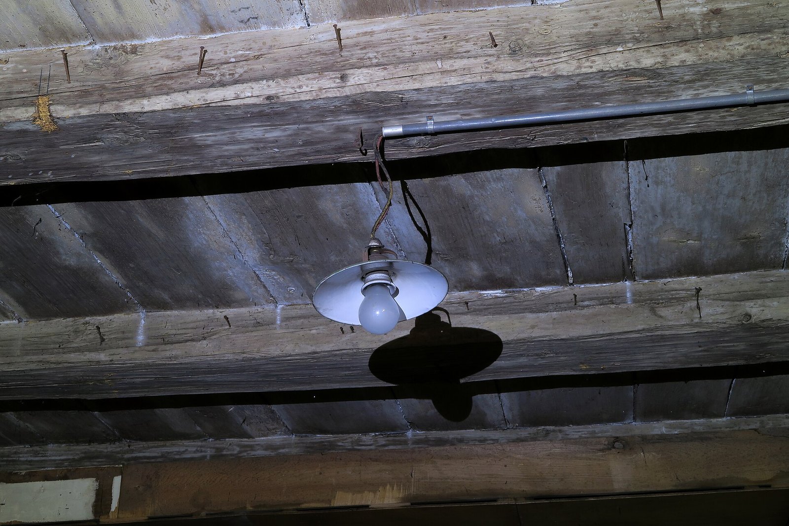 The electrical installation is not beyond any doubt, in an old wooden house. On the second floor there is a lot of rubbish and does not l…