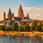 Mainzer Dom und Altstadt am Rheinufer im Abendlicht