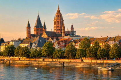 Mainzer Dom und Altstadt am Rheinufer im Abendlicht