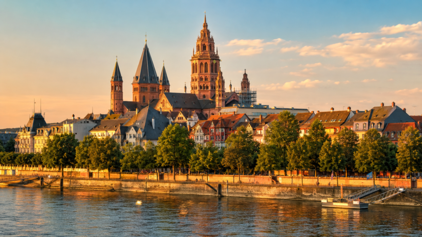 Mainzer Dom und Altstadt am Rheinufer im Abendlicht
