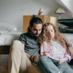 Fazit Ein Umzug bringt viele Herausforderungen mit sich, aber mit den richtigen rechtlichen Vorkehrungen können Sie viele Fallstricke vermeiden. Indem Sie Ihre Mietverträge rechtzeitig kündigen, ein detailliertes Übergabeprotokoll erstellen und alle notwendigen Renovierungsarbeiten durchführen, sichern Sie sich ab. Die rechtzeitige Meldung Ihrer neuen Adresse und das Einrichten eines Nachsendeauftrags stellen sicher, dass Sie keine wichtigen Dokumente verpassen. Der Abschluss einer Transportversicherung und die Überprüfung Ihres Versicherungsschutzes bieten zusätzlichen Schutz. Vergessen Sie nicht, die steuerlichen Vorteile eines Umzugs zu nutzen. 10 Rechtstipps für einen sorgenfreien Umzug